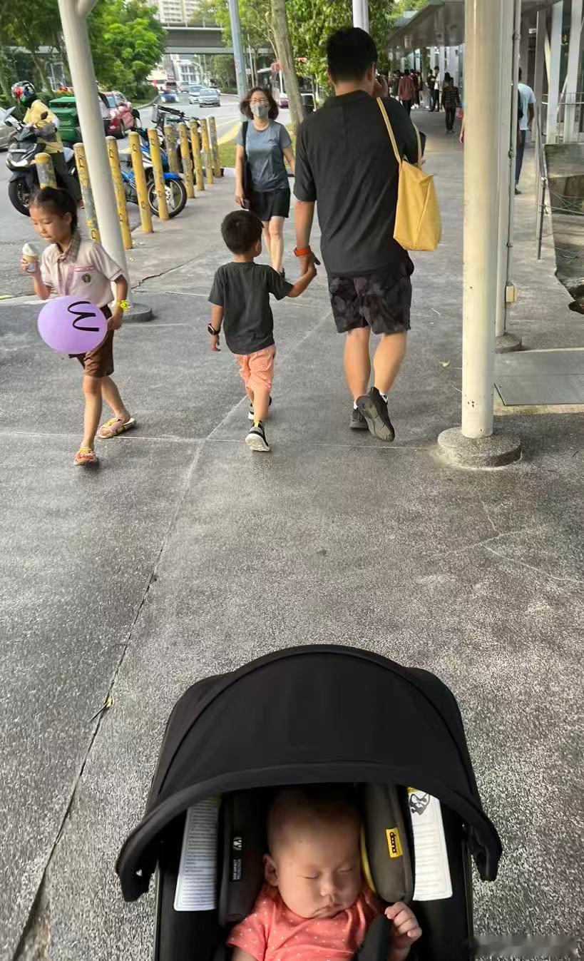时间真的过得太快了[笑cry]我感觉来新加坡，一个夏天还没过完呢，体感只过了几个月而已，达哥蜜蜜突然就长大了[允悲]达哥蜜宝萌娃养成记  ​​​