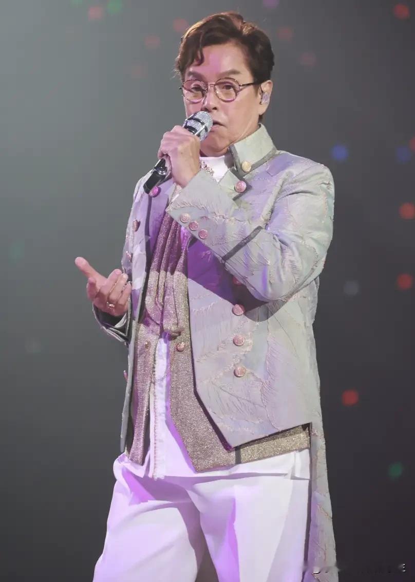 76岁的谭咏麟，时隔11年再登红馆，一开就是十场，票还全部卖光了。昨晚首场，全场坐得满满当当，台下坐的明星比台上还热闹。

最让人意外的不是哪个大牌艺人，而是刘銮雄一家。大刘这些年几乎不露面，这次居然带着太太甘比和弟弟刘銮鸿一起坐在前排。谭咏麟开着高尔夫球车绕场唱《迟来的春天》，一眼就瞅见他们，挥手