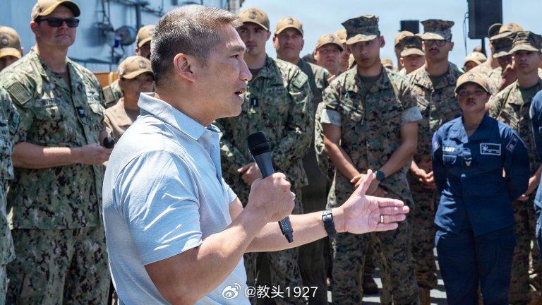 🇺🇸🇮🇷🇧🇭美国代理海军部长洪·曹透露,伊朗在战争初期对驻巴林美国第五舰队基地发动多次袭击,造成严重破坏。他在接受采访时直言:"他们把巴林炸了个稀巴烂。"这是美军高层罕见公开承认该基地受损程度。

战争爆发时,伊朗向中东多地美军设施发动波次攻击,巴林基地反复遭无人机和导弹打击, ​