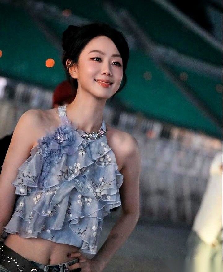 提起冯禧，当年芒果台可是按着“下一个李湘”的模子去打磨她的。可如今你再去比照一下她同班同学的现状，就会发现娱乐圈的残酷，从来不加任何掩饰。
你看那些当年和她同坐在一个教室里的女孩。
冯琳，现在已经稳稳攥住了东方卫视当家花旦的话筒；沈倩，大步迈进了新华社的大门，端上了正统央媒的饭碗；孙乐言呢，综艺通告