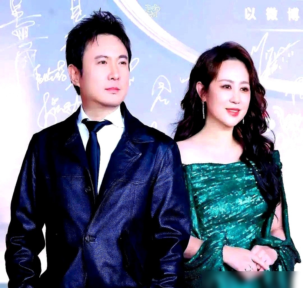 沈腾张嘴就说，这辈子最恨两个人，一个他爸，一个他妈。
全场都愣了，以为要爆什么原生家庭猛料。
马丽眼皮都没抬，直接接了一句：恨他们把你生得太优秀是吧？
沈腾立马顺杆爬，说太全面、没缺点可刨，基因这东西左右不了。马丽又补一刀：树大招风，低调点。沈腾一摊手：实力不允许啊，愁死我了。
你仔细品，这