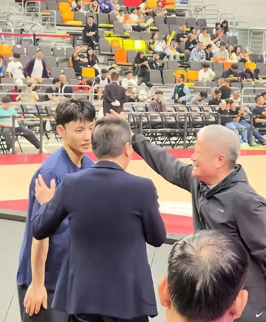 矮个子00后徐杰，迎来人生全新转折点 在高人云集的CBA赛场，身高不占...