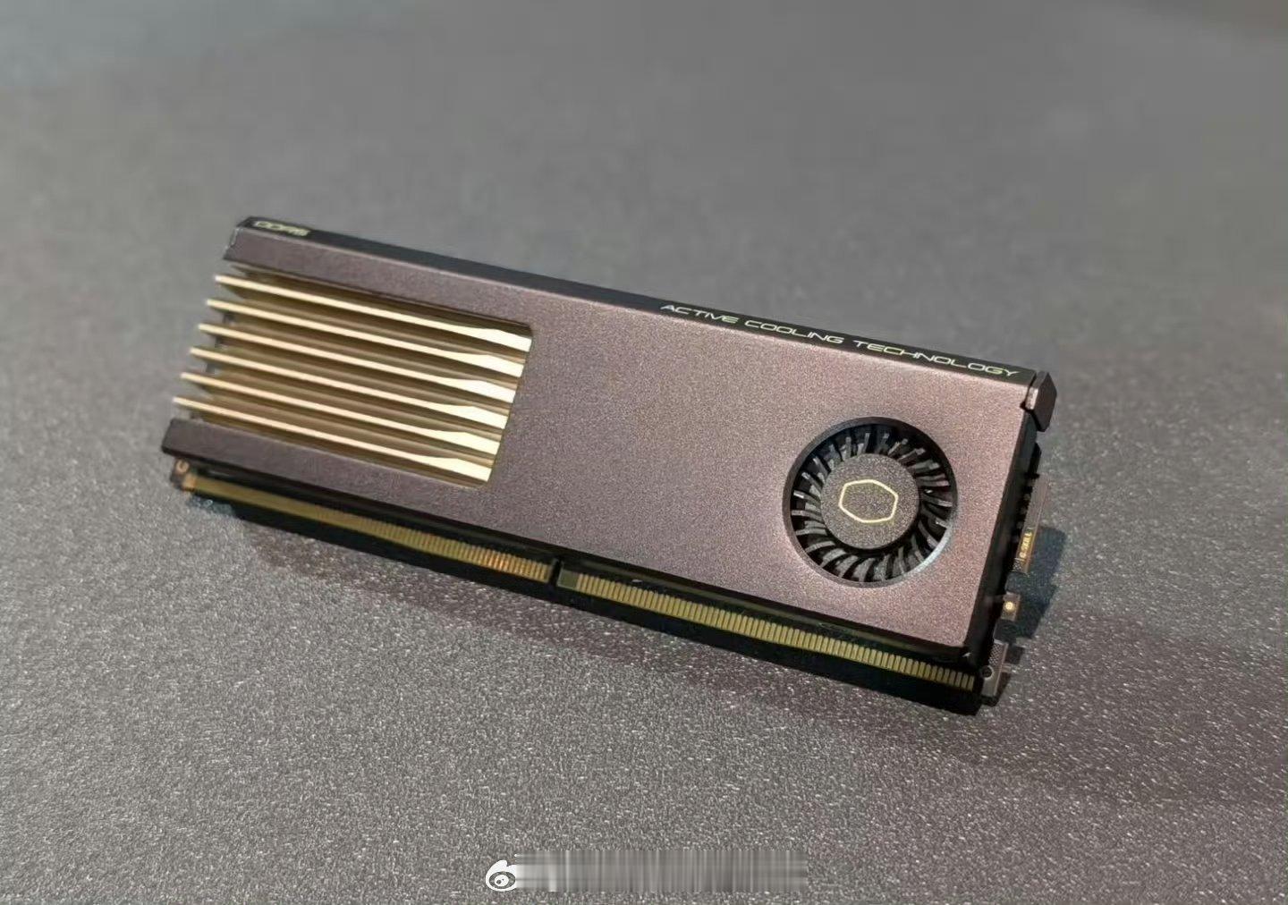 【#部分内存产品一年涨幅超800%#】外媒Tom's Hardware内存价格追踪报告指出，过去一年内存条价格暴涨，部分高容量DDR5产品涨幅接近500%，96GB、128GB大容量内存套装价格最高涨幅超900%，部分内存售价甚至超过普通整机预算；DRAM芯片涨价不仅影响DIY装机市场，还推高惠普、戴尔、谷歌等厂商的采购成本， ​