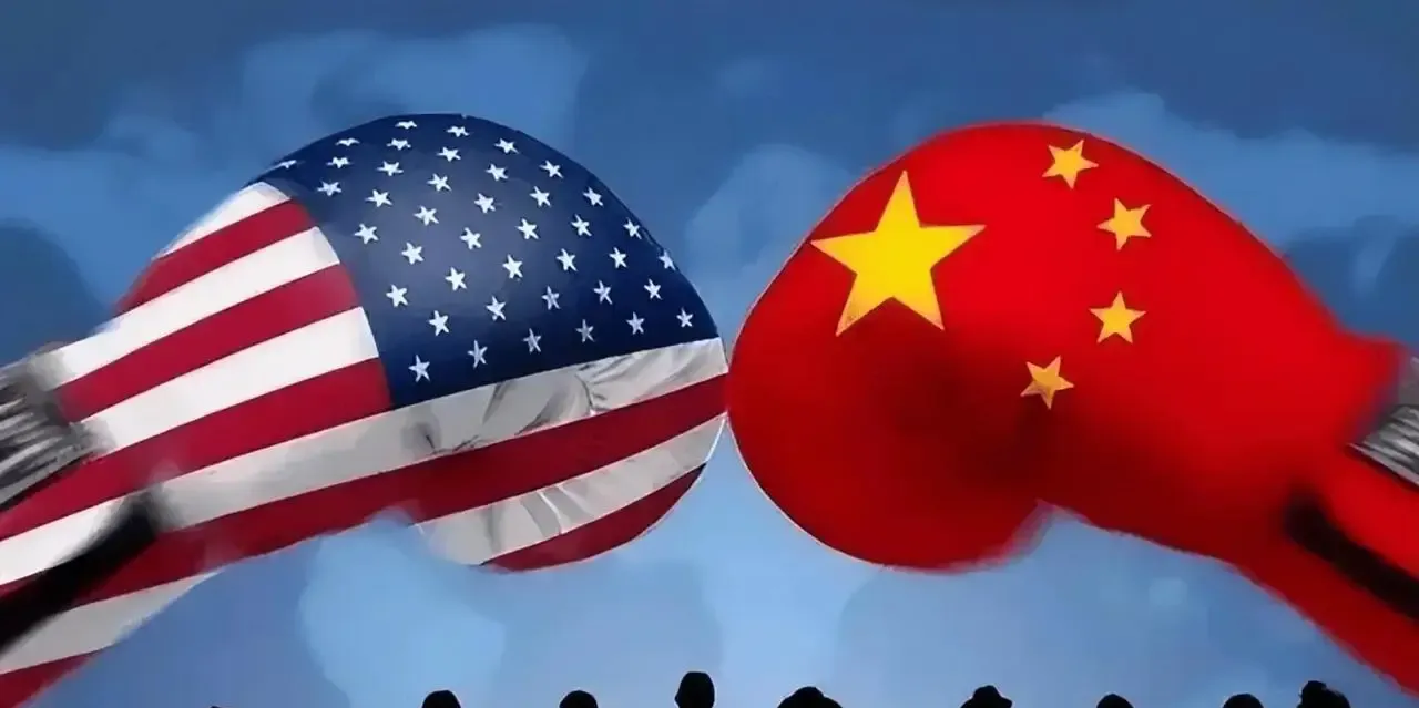 中美越斗越狠，谁都没料到中国手里最硬的牌是独立自主。中美博弈这几年越来越白热化，从贸易到科技，从台海到南海，几乎每个领域都在掰手腕。

真到牌桌上，最先被看穿的，往往不是谁嗓门大，是谁离不开谁。

很多人总觉得，压力一上来，下面的人就会慌，就会急着找靠山，就会拿点什么去换喘气的空间。可中国这些年，偏
