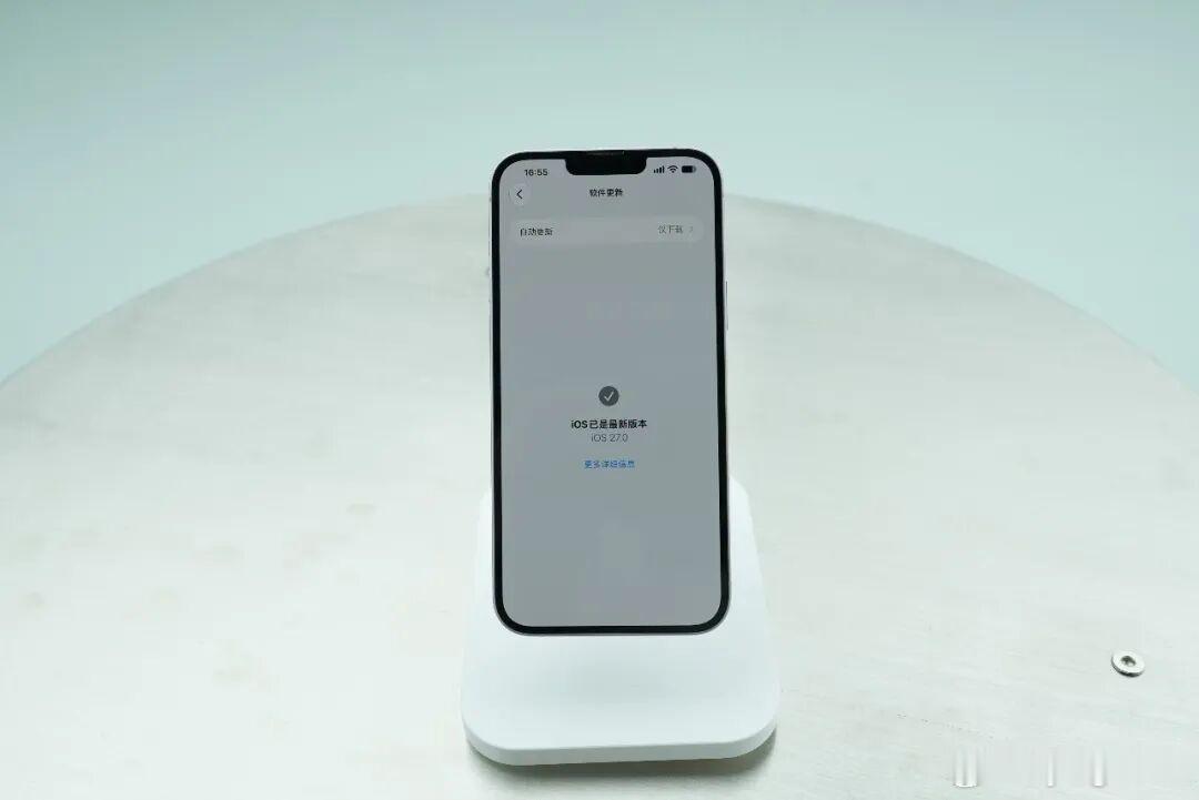 #黄西炮[超话]#  iOS 27 正式版来了，老 iPhone 照样能打。

支持机型：从七年前 iPhone 11 到最新的全包圆。只要在名单里，直接去设置里点更新就行。

流畅度：拿 iPhone 14 Plus 测了下，日常滑动基本不卡。就是打开 App 稍微慢点，好在动画没缩水，没那么显卡。

外观升级：锁屏时钟能缩成一条挪到 ​