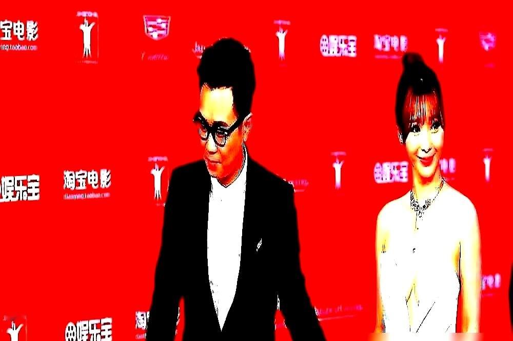 柳岩当着全国观众的面，把那个开黄腔的制片人怼得哑口无言。

这场戏大鹏憋了十几年。大银幕上柳岩字字见血，监视器后的大鹏死死盯着屏幕。

当年饭局上大鹏还是个赔笑脸的龙套。制片人借酒劲对柳岩出言不逊，大鹏指甲掐进肉里，却连掀桌的资格都没有。

如今他手握40亿票房，成了百花奖最佳导演。他没去骂街，而是