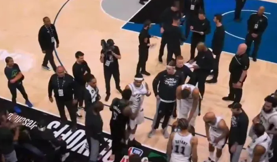 诺维茨基：我打了很久NBA，未见过还剩8分钟和对手全队击掌  今日，马...