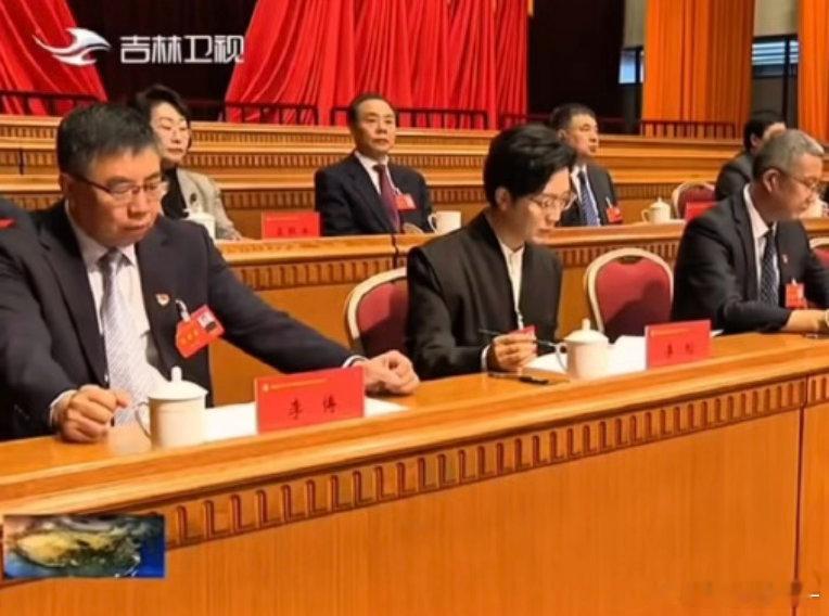 #李玉刚当选吉林文联副主席##在吉林新闻联播上看到李玉刚了#实至名归的一份认可，恭喜李玉刚当选吉林省文联兼职副主席。期待他在兼顾巡演的同时，为家乡文艺事业添砖加瓦。 ​