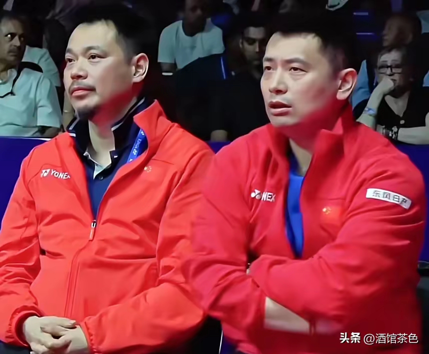 国羽男双“梁王”组合拿到世锦赛冠军，其背后教练功不可没，陈其遒，一个非常帅气、成熟稳重的男人，浓眉大眼高鼻梁，精气神足，沉稳笃定