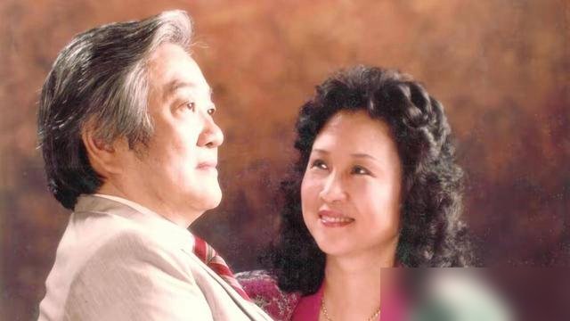 琼瑶走了，可园拆了，我才知道平鑫涛当年有多疯。
他给琼瑶建了一座园子，里面种满火焰木，开花时整条巷子都是红的。琼瑶随口说想要座白桥，他真去定做，架在小湖上。那栋7层别墅，既是家也是办公室，《一帘幽梦》里的费云帆，原型就是他，宠妻宠到把小说搬进现实。
可这份深情，也掺着生意。可园市值25亿新台币，