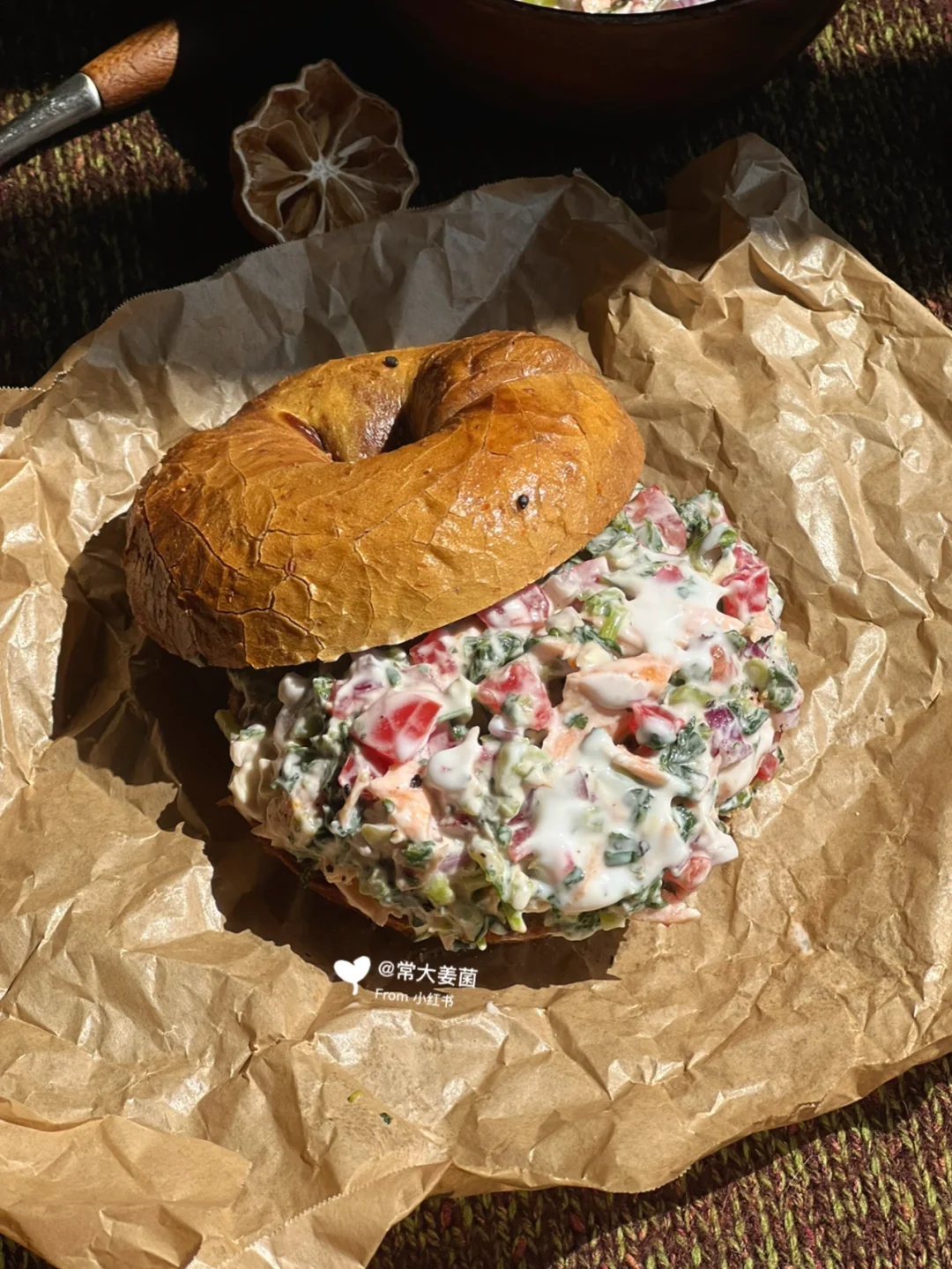 罗勒番茄三文鱼碎&低卡奶酪酱贝果三明治🍃