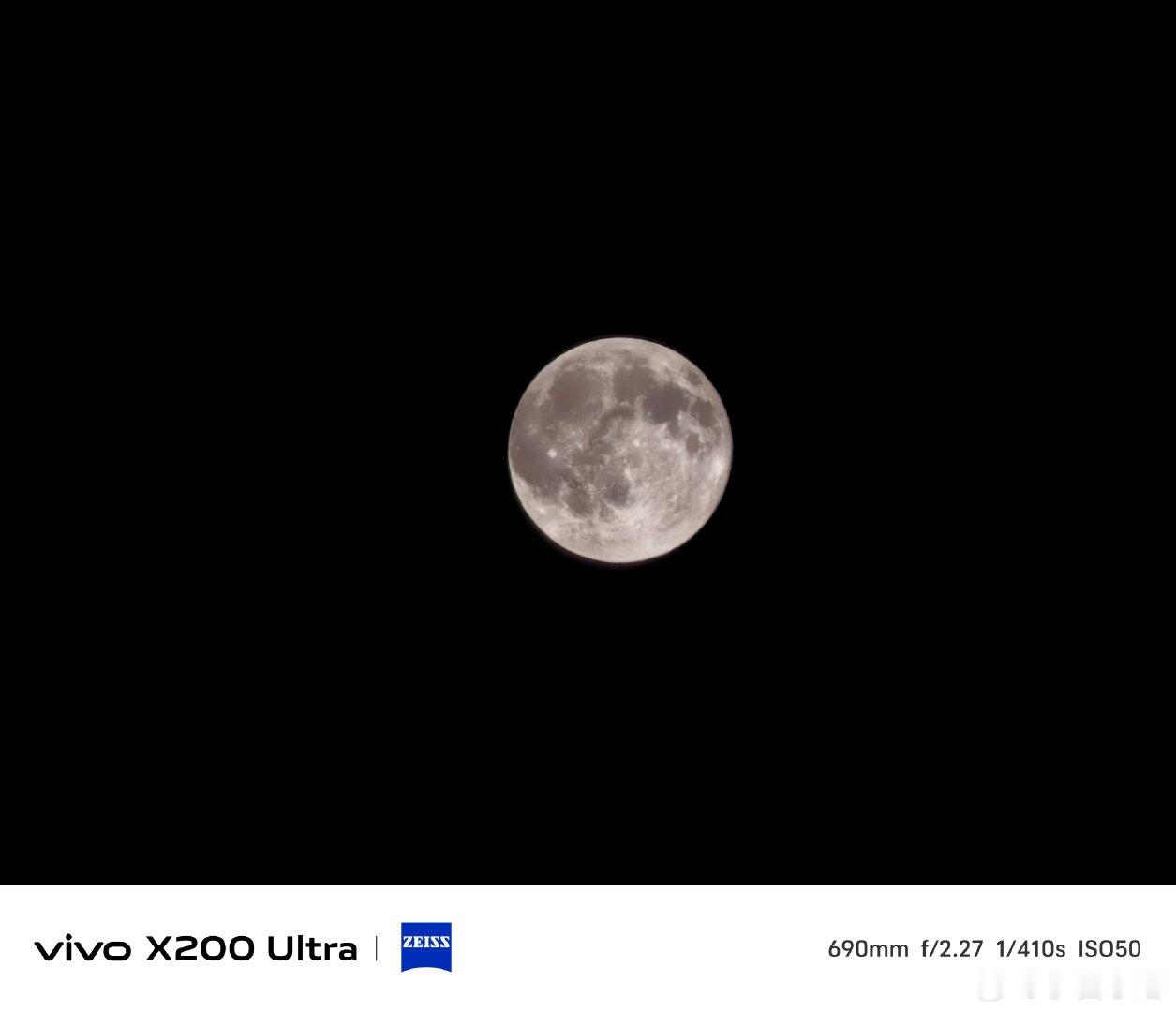 #vivo[超话]# 纯粹漆黑的夜空里，圆月静静悬垂，每一寸明暗肌理都被稳稳记录。不必奔赴远方，举起镜头就能拥抱清辉，把遥不可及的月色收藏，感受独属于深夜，沉静又震撼的宇宙浪漫。#vivo超话# ​