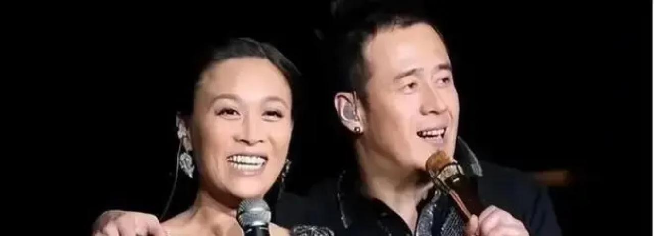 杨坤这次只是坐在包厢里看演唱会，没上台，多少有点让人替他憋屈
那英北京这场演唱会，真正被网友盯住的，不是肖战登台，而是杨坤来了却没被安排合唱
说白了，杨坤以前在那英最难的时候，没少替她说话，圈里这种互相撑场子的情分，大家都看在眼里
可到了今天，台上站的是别人，台下坐的是老朋友
有人觉得那英这回做得不