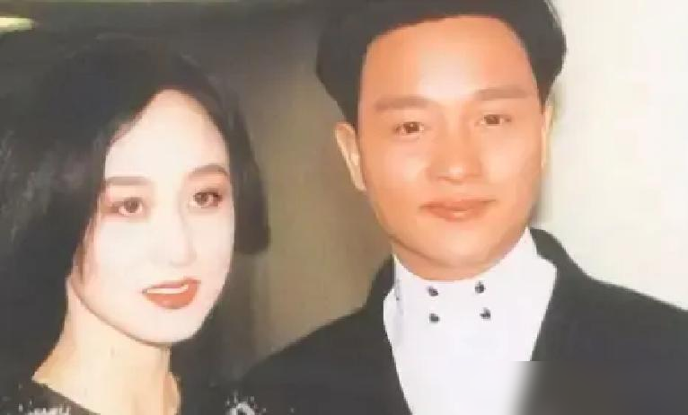 利智被周润发一脚踹进玻璃渣堆里，地上全是碎碴子，镜头没喊停。
那是《老虎出更》的片场，刘家良坐镇，动作戏动真格。剧本需要她演一个被警察逼问的女人，发哥一脚下去，整个人后仰摔进道具玻璃里。观众看着刺激，没人提她爬起来的瞬间，满手是血痕。
同一年慈善晚宴，发哥抄起蛋糕就往她脸上按，场面僵到张国荣都看