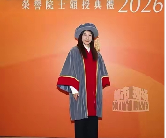 郭晶晶拿荣誉院士，霍启刚发文说“为你骄傲”。

说实话，郭晶晶早就不需要这个头衔来证明自己了。31个世界冠军，跳水女皇，嫁入豪门也没变成“霍太太附庸”，这些年低调做公益、读书、进修，一步一个脚印。

但她还是去了，还是站在台上，像个普通学生一样，接过那份荣誉。

这就是我最佩服她的地方——她已经站在