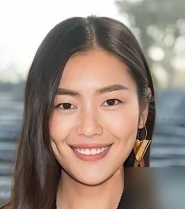 刘雯点赞井柏然新剧，大家纷纷劝分，难道他俩已低调交往近六年？
2019年因广告合作相识，2022年恋情曝光，至今已近六载。
刘雯并未取消点赞，井柏然也未回应，知情人透露两人私下关系稳定。
前任倪妮被推上热搜，她踩井盖拍照的画面，仿佛是一种无声的回应。
娱乐圈的体面，从来无需争输赢，各自安好便