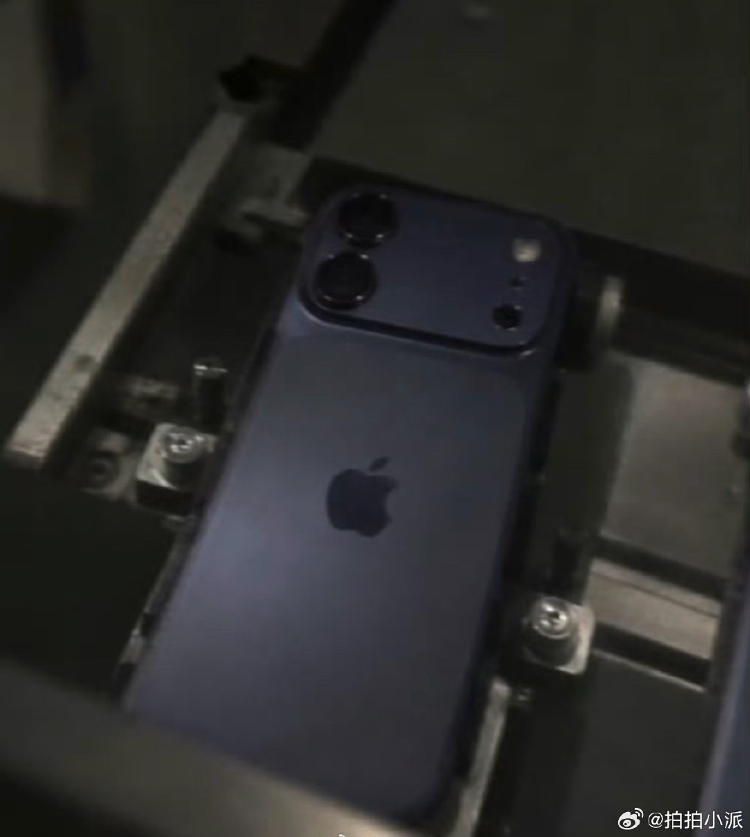 #iPhone18外观曝光#这次标准版也上了横向大镜头模组，正面依旧灵动岛＋高刷，标准版pro版傻傻分不清[允悲] ​