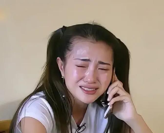 当年包贝尔一无所有在北京闯荡，包文婧一个人打好几份工，发传单、在健身房带操，硬是把这个男人的起步期给熬了过去

结婚后本以为能松口气，结果生下大女儿“饺子”，新手妈妈的兵荒马乱只有她自己知道，一个人大包小裹地带娃，连上个厕所、吃口热饭都成了奢侈

好不容易高龄拼了二胎“面条子”，身体激素失调加上生活