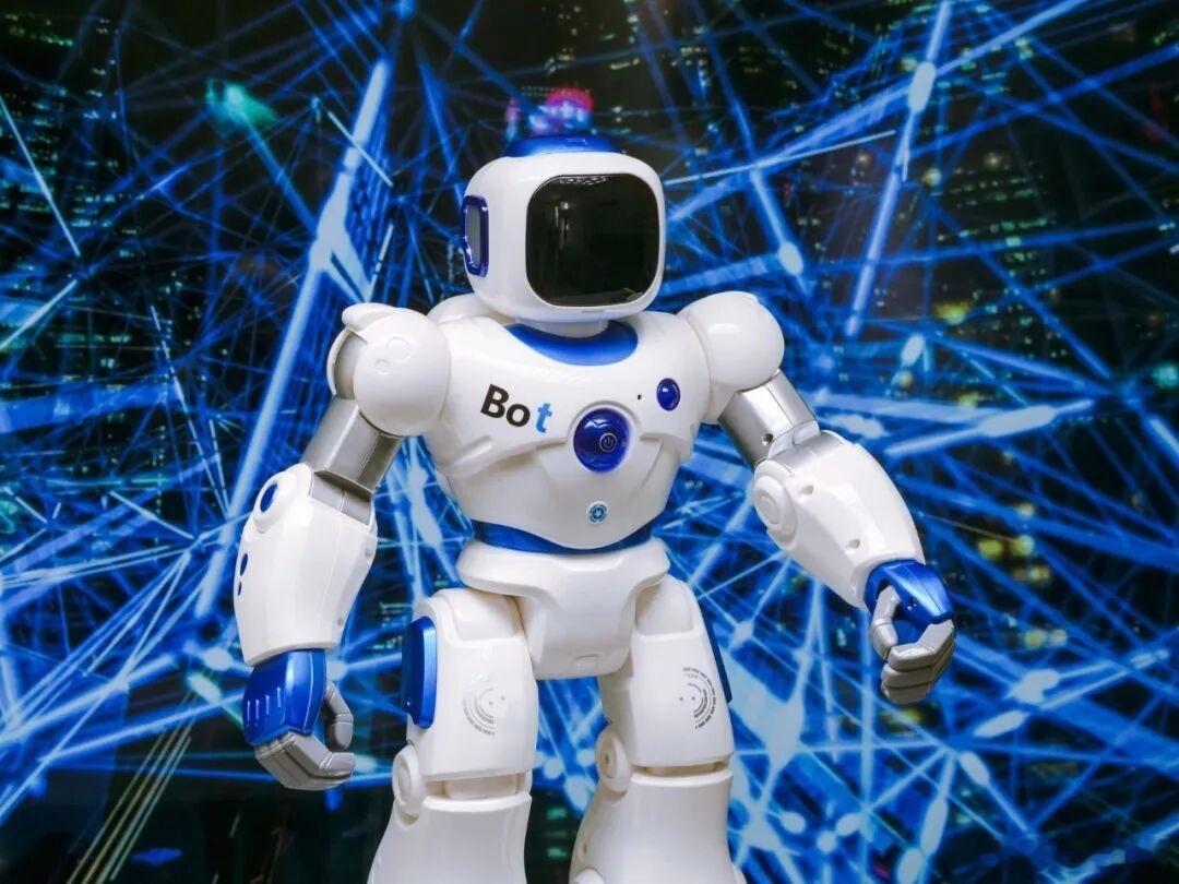 #AI面试被指不尊重人#
今年秋招，AI数字人面试火上热搜，很多求职者直言，用算法审判一个人的情绪，这种面试方式很不尊重人；

面试是双向选择，不应该是单方面被机器打分，流畅的镜头表达不等于岗位实力，算法也很难读懂人的潜力；

对着屏幕里眼神空洞的数字人答题，摄像头监控表情，紧张直接扣分， ​