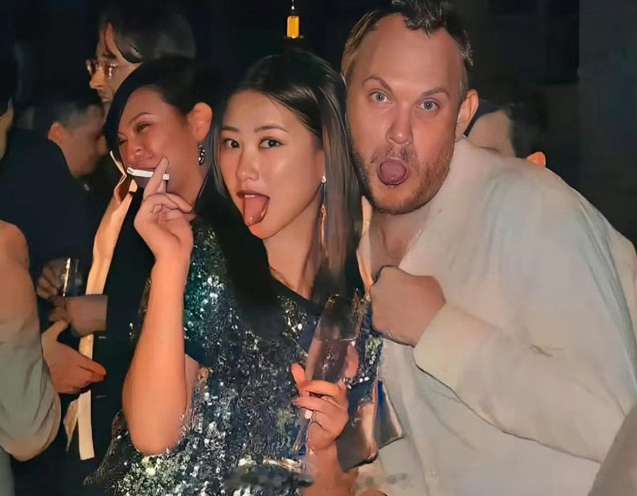 这大概是朱珠最想删掉的两张照片了，东方美人形象完全毁了 ​
