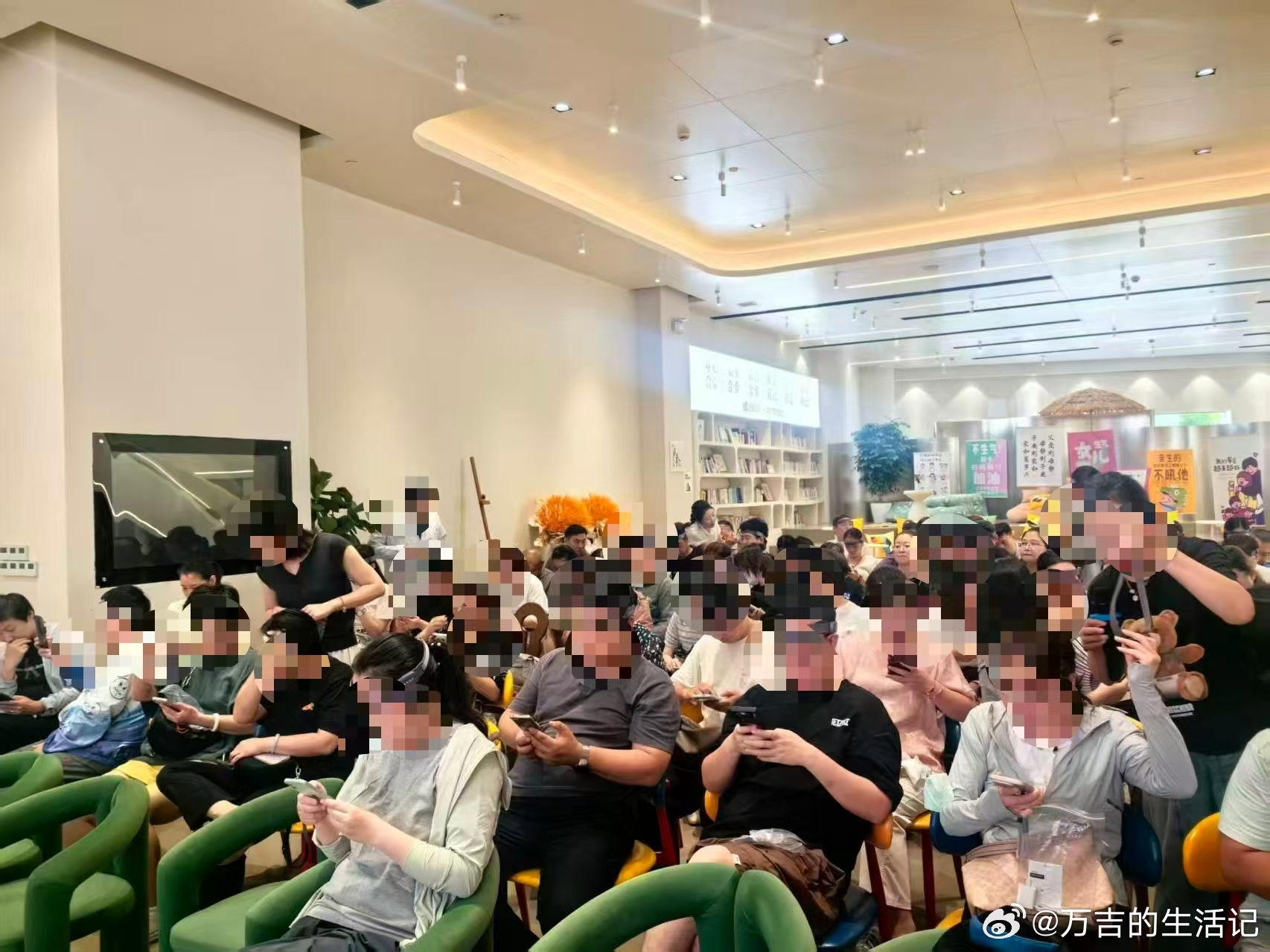 脑科技落地基层｜VIANGE脑机接口助力社工心理赋能，守护一线工作者心理健康
基层社工，是扎根社区治理的一线力量。
日复一日处理邻里纠纷、居民诉求、各类繁杂事务，长期高压的工作环境，很容易带来职业倦怠、情绪内耗，很多心理压力藏在日常忙碌之下，难以被及时察觉。
 
如何科学关照社工心理健康， ​