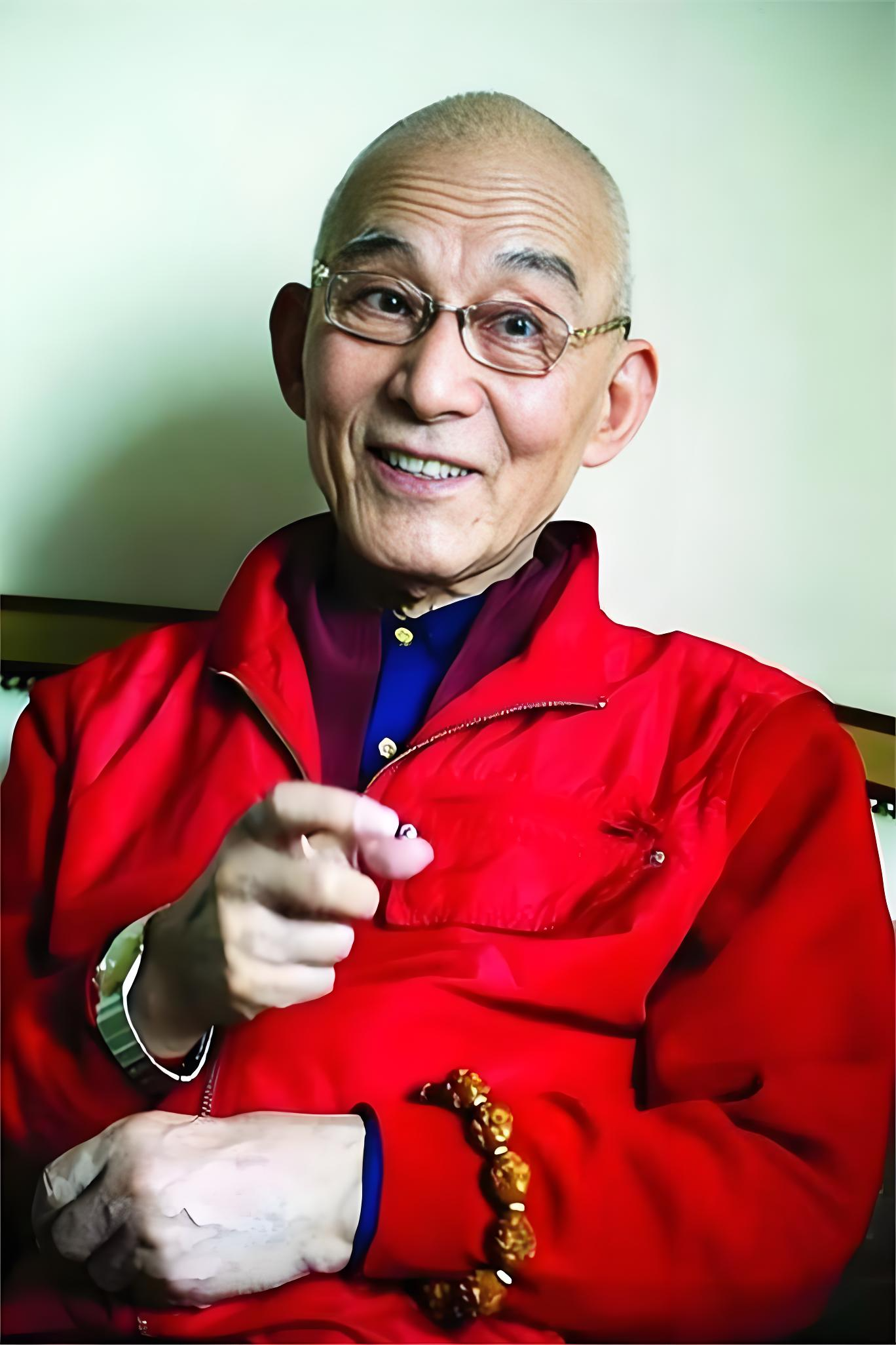 93岁游本昌安详离世，临终仅4个字刷屏：真正的体面，从不用抢救硬撑
全网都在缅怀游本昌老先生，但绝大多数人都不知道，老爷子人生最后、最通透的一次选择，到底有多难得。

9月24日凌晨一点四十，93岁的游本昌在北京安然离世。就在8天前，他才刚刚过完自己的九三寿辰，一生落幕，毫无遗憾。

女儿游思涵在采