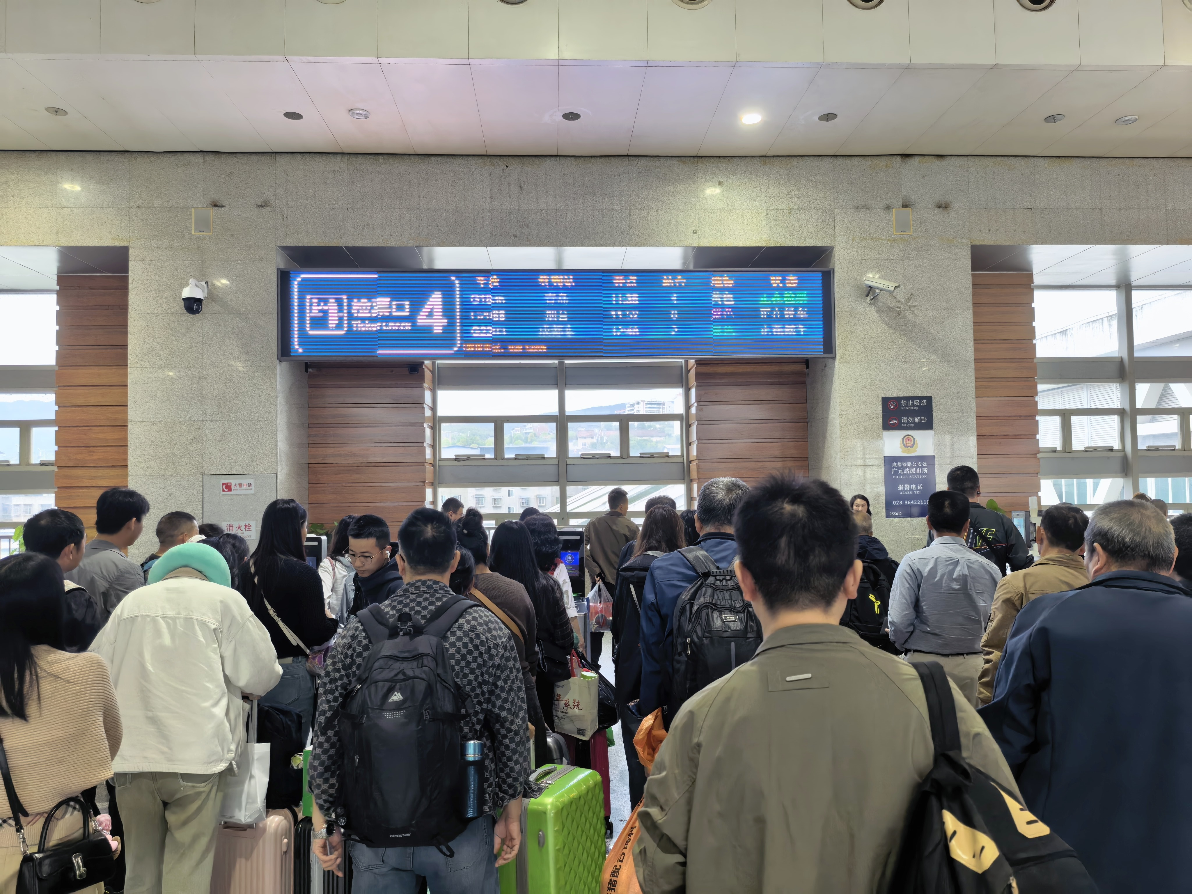 【银发出行福利来啦！60岁及以上购买“敬”字车次火车票可享“折上折”】

10月13日，记者从中国铁路成都局集团有限公司广元车务段获悉，2026年10月18日至12月30日，年满60周岁及以上的老年旅客购买铁路12306平台标注“敬”字车次的火车票，可享受执行票价9折“折上折”优惠。

今年5至6月，国铁集团推 ​