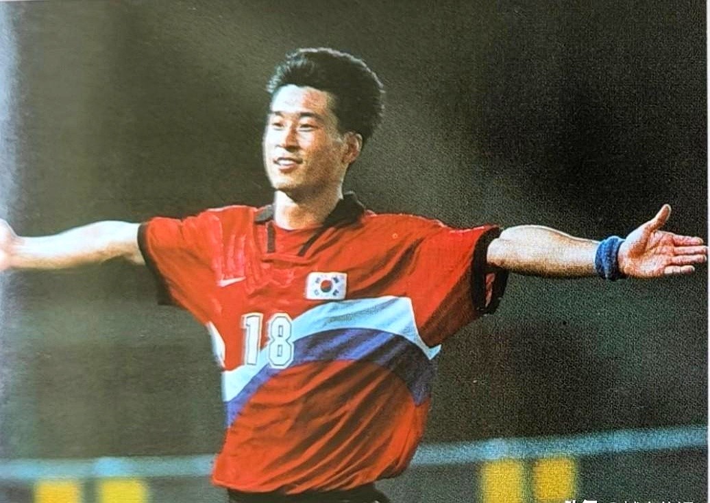参加过98年世界杯的韩国国脚，到了2002年却落选了。

这位现在的当红教练，球员时代是个实打实的猛将。在全北现代汽车和城南一和效力时，他都是队里的高效射手。

相传98年那会儿，连葡甲豪门里兹本竞技都很看好他。

但他最后没去葡萄牙，而是转头加盟了日本的神户胜利船。

等到2002年世界杯开打，大