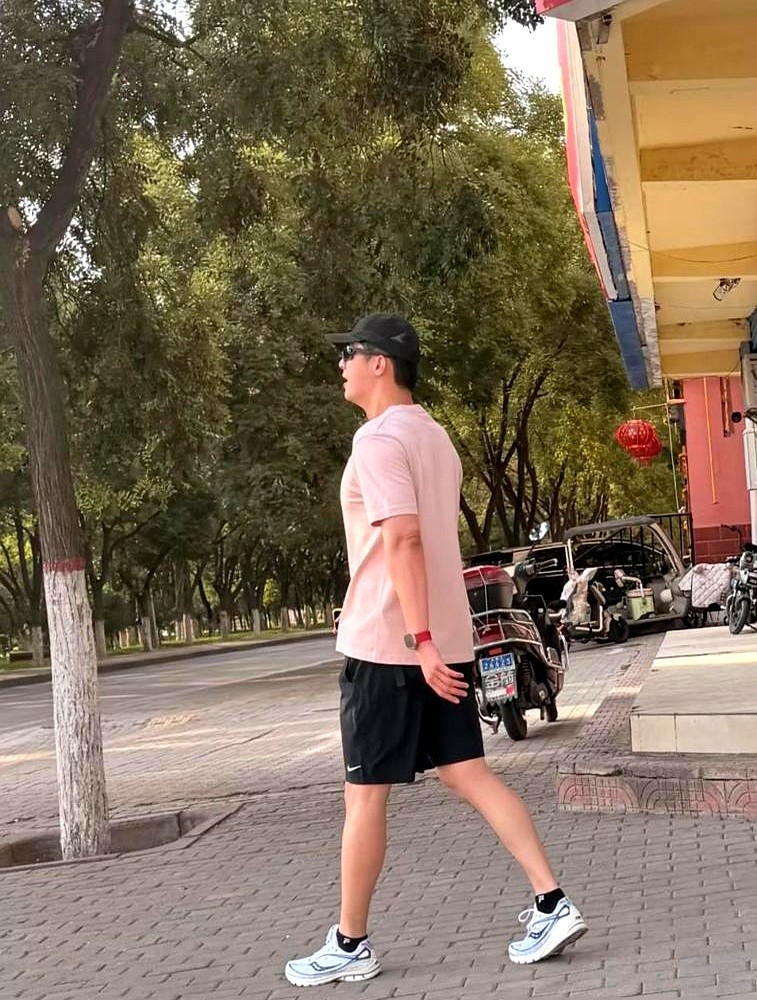 顶级的自律，从来不是关在健身房对着镜子憋红脸拍照。

黄景瑜在马来西亚街头素颜跑步，路人的手机镜头都快怼到脸上了。他连头都没偏一下，迈开腿顺着大马路接着跑。那身腱子肉在路透视频里直晃眼，根本藏不住常年流汗打下的底子。

这早就不是他第一次被逮住了。西双版纳夜跑、大街上骑单车溜达，隔三差五上热搜。别人