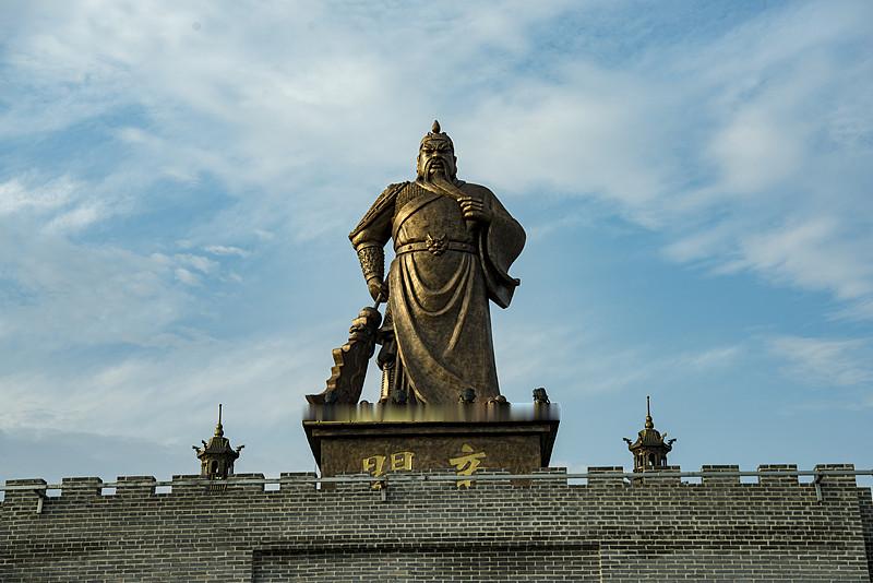 很多人纠结关羽的武艺在三国里不算天花板，还有败走麦城的明显败笔，凭什么能挤掉姜子牙坐上武圣的位置，和文圣孔子并列。
其实他的核心竞争力从来不是能打。下邳兵败暂降曹操时，约法三章明确降汉不降曹，哪怕曹操送赤兔马、封汉寿亭侯，也没动摇半分，报完恩直接挂印封金