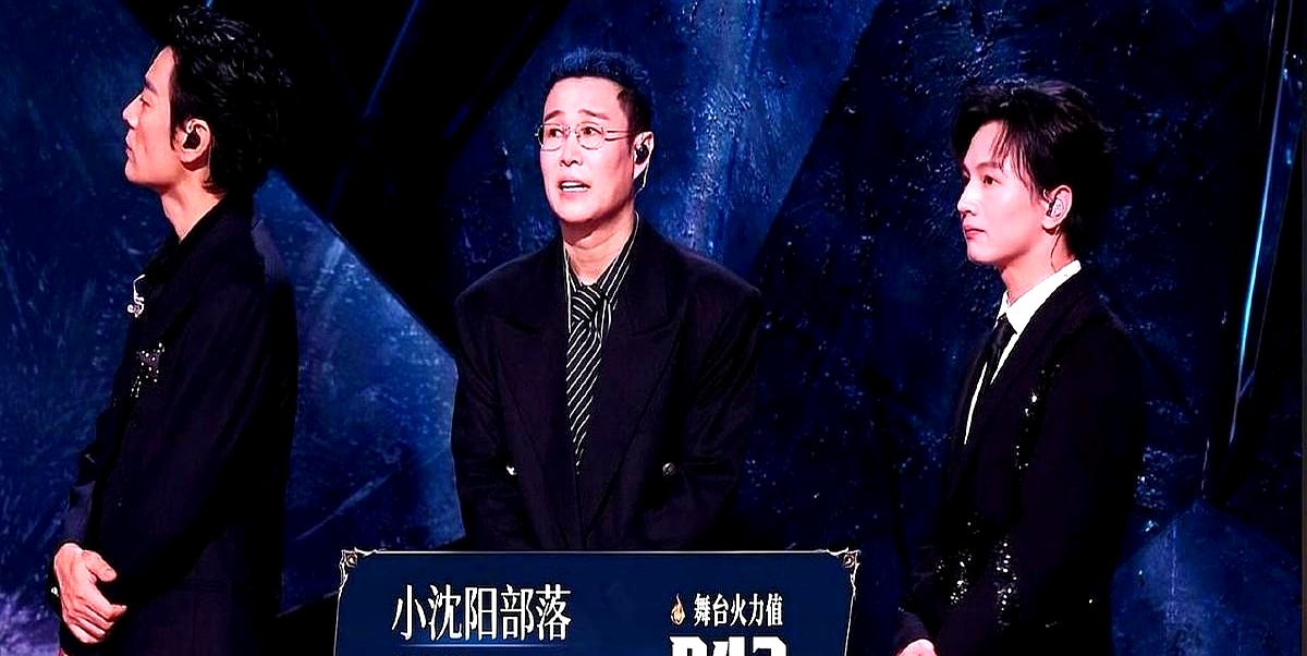 就因为在二公正式开唱前，硬拉着全场观众喊了五分钟口号，小沈阳被不少人指着鼻子骂走后门
 

这事儿真让人气得牙痒痒
 

你要是站在他的位置上，明知道队伍小考拿了倒数第一，身后的弟弟叶润泽马上就要卷铺盖走人，你难道不想发了疯一样替他争最后一口气吗
 

小沈阳这种在圈子里摸爬滚打这么多年的明白人，能