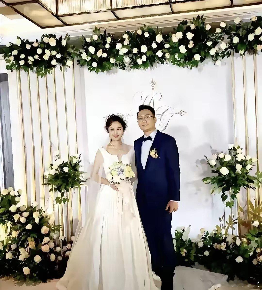 何嘉炜的父母真的好好哦，儿子何嘉炜2018年就娶了龚爽，可是龚爽结婚后不生孩子，五年前生病确诊癌症也无法生孩子，公婆从不让儿子离婚，而是允许何嘉炜默默陪伴着龚爽。很多家庭的父母，如果知道儿媳结婚后，要拼事业，不生孩子，其实不答应的，甚至知道儿媳确诊癌症，自己的儿子还没有生孩子，也是劝 ​