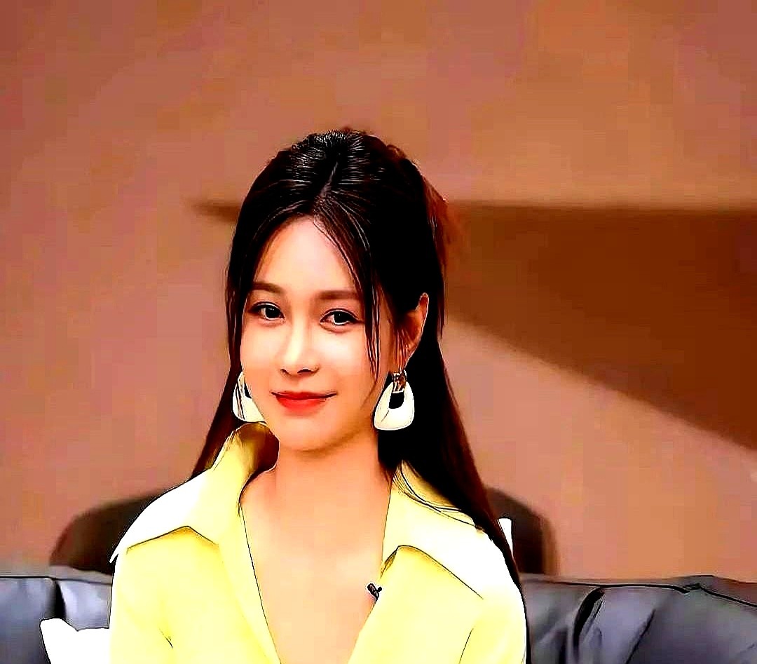 房产证直接印上沈梦辰的名字，杜海涛试探资产分配被软钉子顶回，这13年恋爱真没白谈。

小两口关起门谈钱，男方直接交出底牌。外头催生催翻天，杜海涛转头就把生育决定权塞到老婆手里。

更绝的是那个东北婆婆。从不挤在小两口中间指手画脚，只要家里有分歧，老太太永远站在儿媳这边撑腰。沈梦辰把杜家上下安顿得妥妥