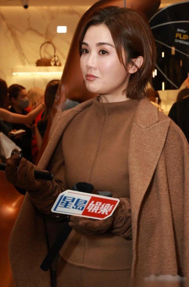蔡卓妍是真不装了。张致恒借钱不还，她直接撂一句：权当给小朋友包利是，以后别再开口。
话说到这份上，等于把“前朋友”三个字焊死了。不是狠，是算明白了。那点钱追不回来，再纠缠就是给自己添堵，不如一刀切干净。
她还劝对方脚踏实地。这话听着像场面话，其实是最后一点体面，也是唯一有用的建议。人要是自己不站