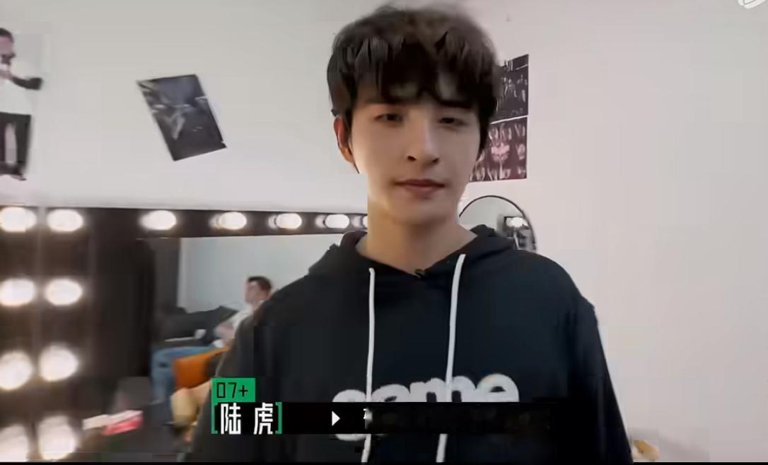 再就业男团肤色修罗场：陈楚生躺枪，王栎鑫白得发光！
陆虎吐槽拍下的张远太黑，因为没打光。张远一听，立马甩锅：“你把这话对生哥再说一遍！”刚走过来的陈楚生一脸无所谓，直接自黑：“我无所谓，我什么时候白过？”
张远紧接着指着一旁的王栎鑫：“他最白，根本不用打光！”镜头一转，王栎鑫确实白得好像自带高光反光