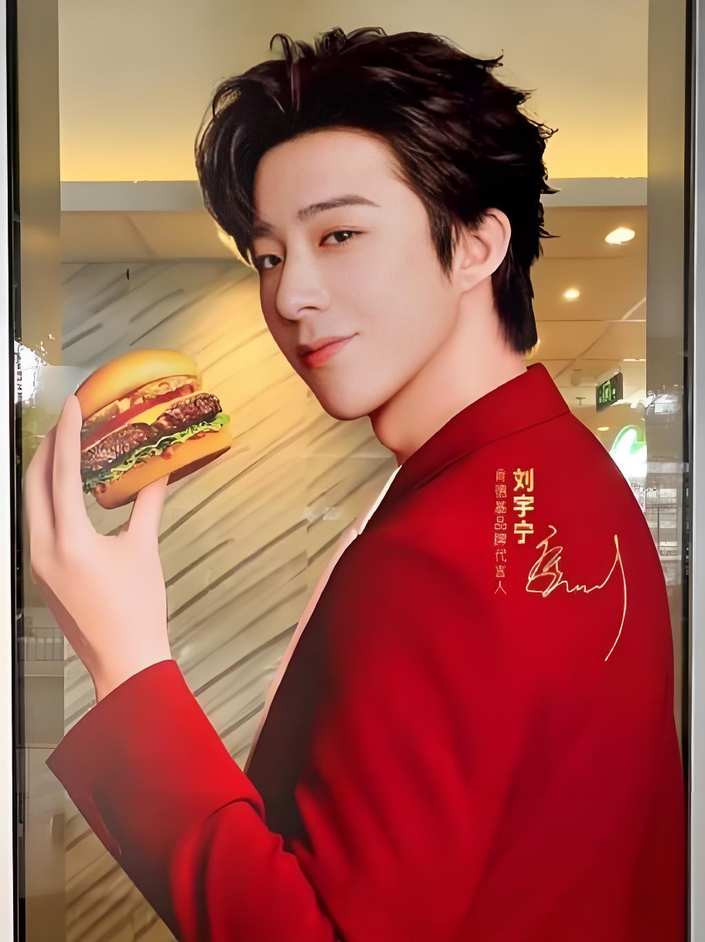   | 摩登兄弟 短途出游备好便携零食，打包肯德基原味鸡边走边吃，旅...