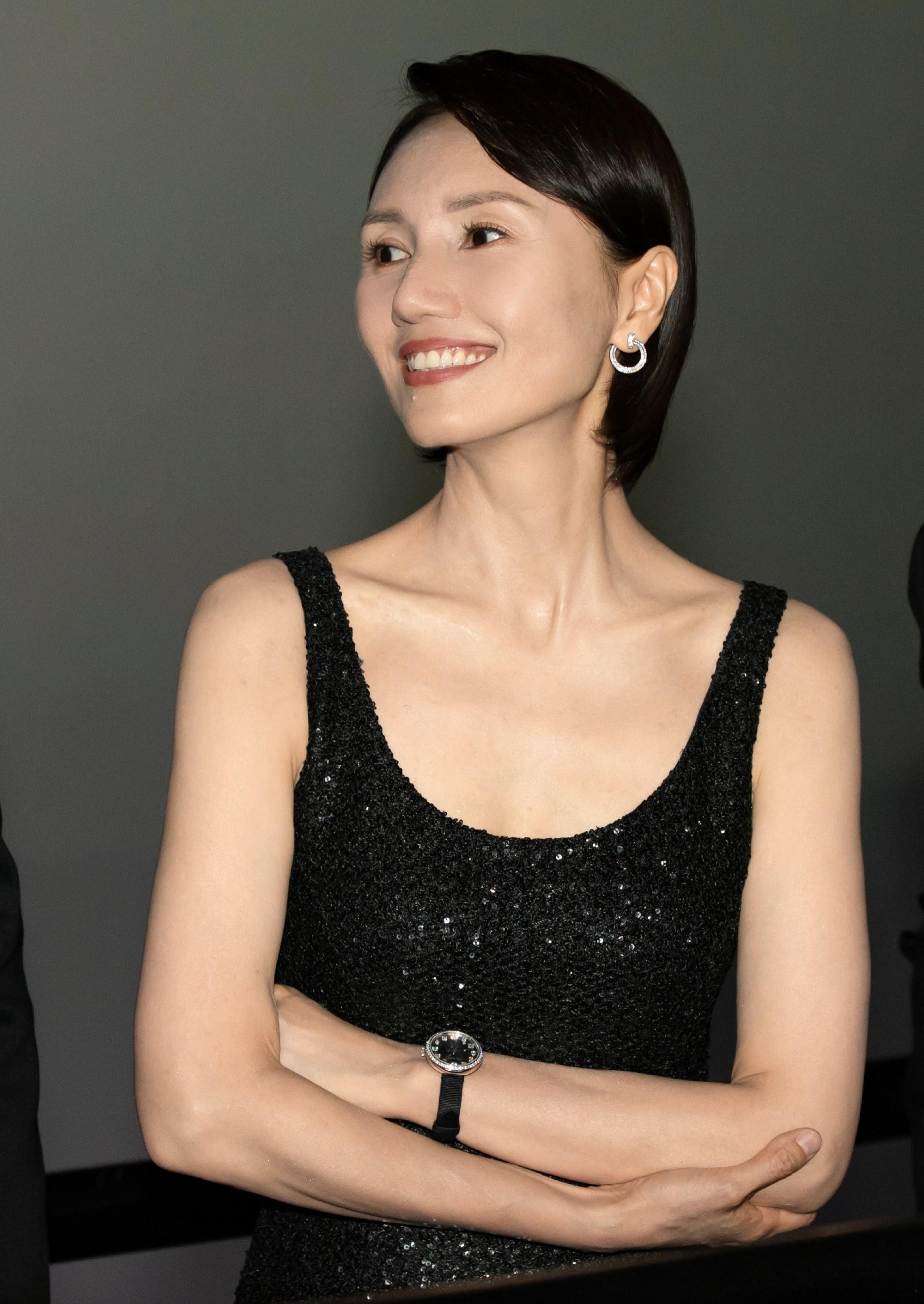 袁泉一直淡淡的。不抢镜、不解释、不站队，演戏就演戏，演完就退到生活里。
☁️
她拿过不少奖🏆，可从不拿奖说事。采访时话不多，问到专业就眼睛👀亮。有回被问"怎么看同期女星争番"，她想了想："我把精力留给值得的事。"
☁️
那句话，我记了很久。不是清高，是清楚——清楚自己要什么，所以不抢 ​