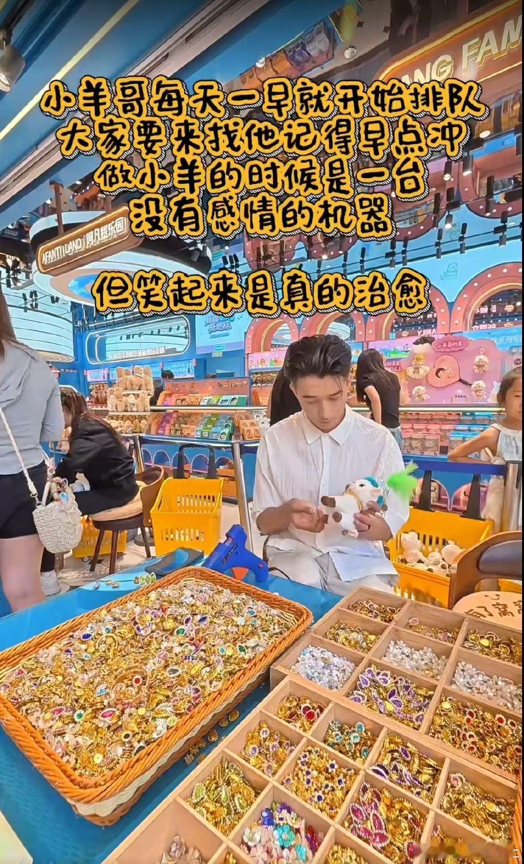 真没想到，小狗才是这趟旅程的幕后导演。早跟小朋友串通好，瞒着爸爸到草原专心挑小羊。幸好有这台腾势 N8L，装下玩偶、狗子，还有那只戴墨镜的小羊。浪漫不只属于大人，孩子那些奇奇怪怪的小心愿，也值得被认真对待。 ​
