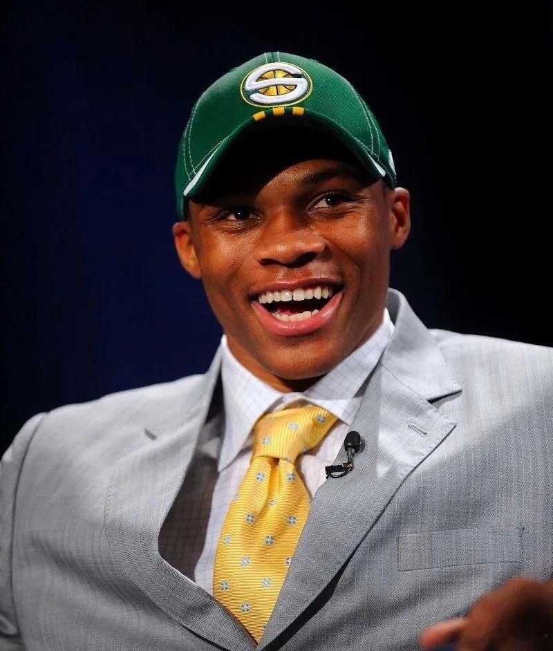 NBA威少，你是篮球场上最后的孤胆英雄，历史唯一连续三赛季场均三双，1...