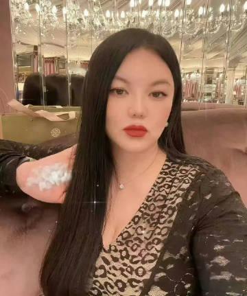 李湘连掌纹都打上码了 果然有钱人在意的东西就是多