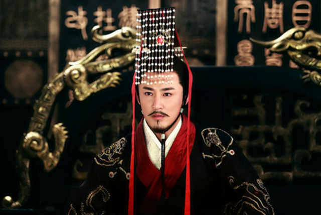 他被称为“千古第一阳谋”，明明所有人都看懂了，却没人敢反对：推恩令到底有多狠？

汉武帝刘彻，是中国历史上最强势的皇帝之一。

但很多人不知道。

他年轻时，其实过得并不轻松。

因为那时候的大汉王朝，表面统一，实际上却埋着一个巨大炸弹：

诸侯王。

这些诸侯国，拥有自己的土地、军队、财富，甚
