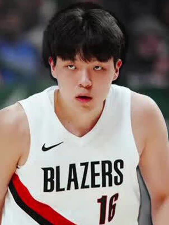 中国球迷盼星星盼月亮，就想再等一个姚明量级的NBA中国球星，这话是NBA记者亲口说的，就落在杨瀚森身上。

这位旅美的开拓者16号，这两天成了舆论焦点。记者在访谈里说得很实在，中国球迷内心其实很拧巴，一边期盼杨瀚森赶紧成长为中国篮球的门面，一边又清醒地知道，眼下的第一步不是打得多漂亮，而是先把稳定出