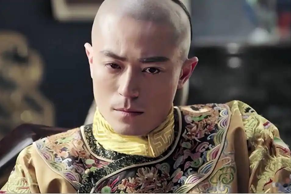 1735年九月,雍正驾崩还不到一个月,紫禁城里传出一道新旨意。 这道旨意不是杀人,不是抄家,而是释放两个被关押了将近十年的皇族——十叔允䄉和十四叔允禵。 
 
消息一出,满朝上下都在感慨新皇帝仁厚。可如果仔细琢磨这道谕旨背后的分寸和火候,就会发现,这个刚二十出头的年轻皇帝,心思深得让人后背发凉。