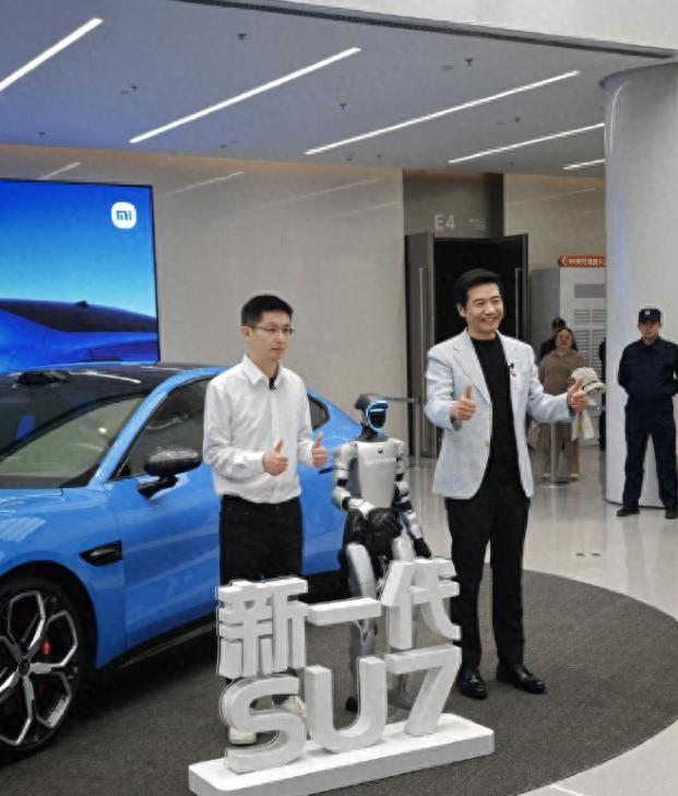 8月19号，宇树科技上市。 A股人形机器人第一股，开盘涨了629.44%。 数字蹦出来那一下，群里有人截了图，配了句“雷军这回赚麻了”。 传着传着，版本变成他打新赚了一百多亿。 
9月21号晚上，雷军开了直播。 聊澎程发布这些天的事，聊着聊着，他把这个版本按住了。 他说得很干脆：投宇树的不是他，是顺
