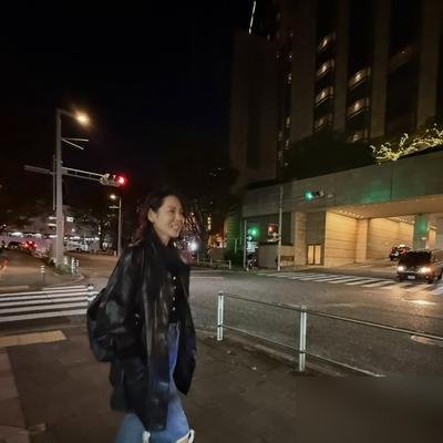 孙艺珍这张脸，一笑牙龈全露，居然还能美上热搜。
东京街头，波波头，长皮夹克，水洗牛仔裤。镜头怼脸，她笑得一点没端着，牙龈都出来了。评论区直接炸了：这哪像当妈的人。
但更狠的是她最近干的事。产后复出接Netflix古装剧《丑闻》，尺度大，争议更大。差评铺天盖地，她正面回应：不可能让所有人喜欢，演的