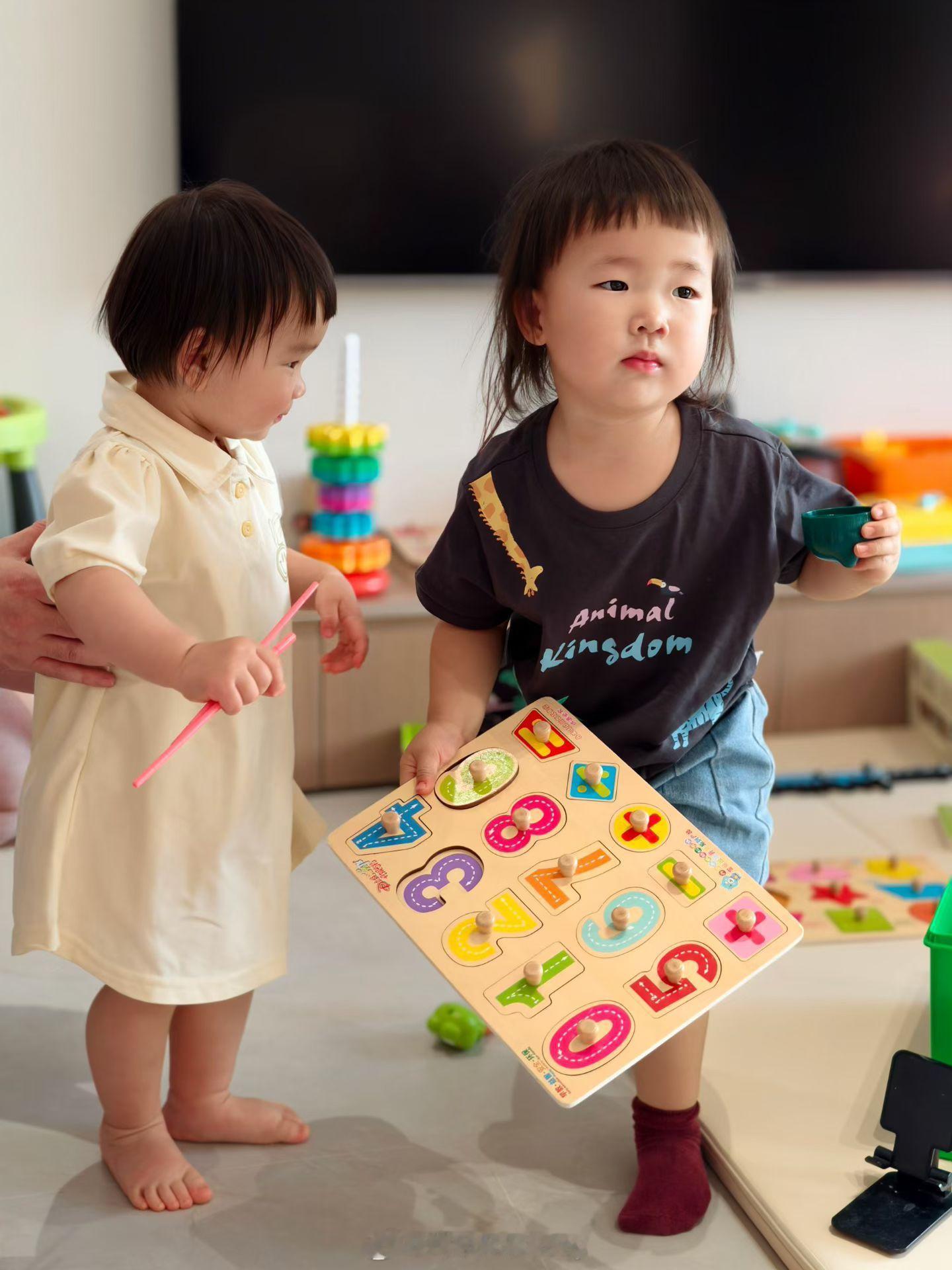 约上志同道合的妈妈好友，带上各自的小宝贝，一起逛街挑选好物，孩子们追着闹着尽情玩耍，我们聊着生活、拍合照记录当下。不用匆忙赶路，不用顾虑琐事，有闺蜜相伴，有孩童笑语，普通的相聚，便是最治愈的时光。 ​​​