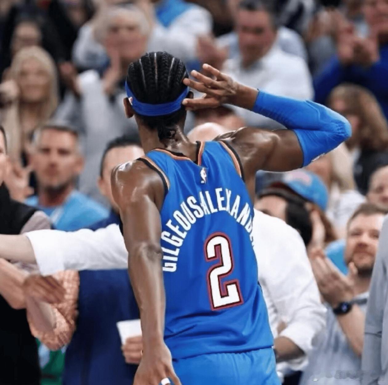 本月18号，NBA官方公布了球员当选本赛季常规赛MVP。亚历山大连续第...