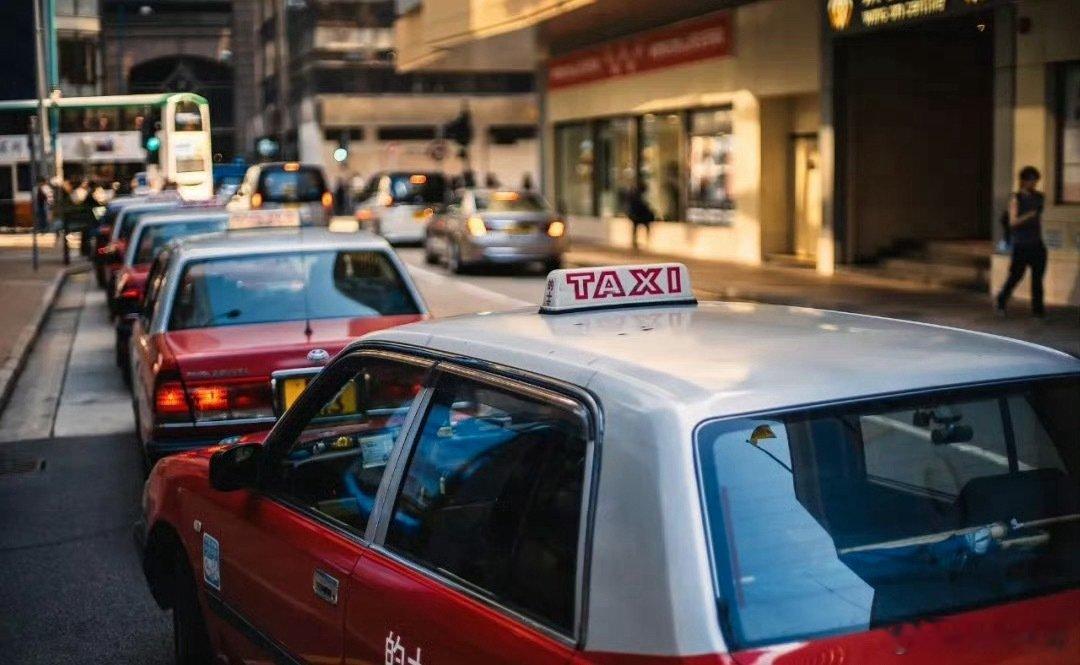 香港将上线网约车，我觉得大家还是别想着价格会低很多了，香港那么多出租车司机需要养家，物价，住房还那么贵，肯定没办法一刀切。稍微便宜点还是有可能的。[吃瓜] ​