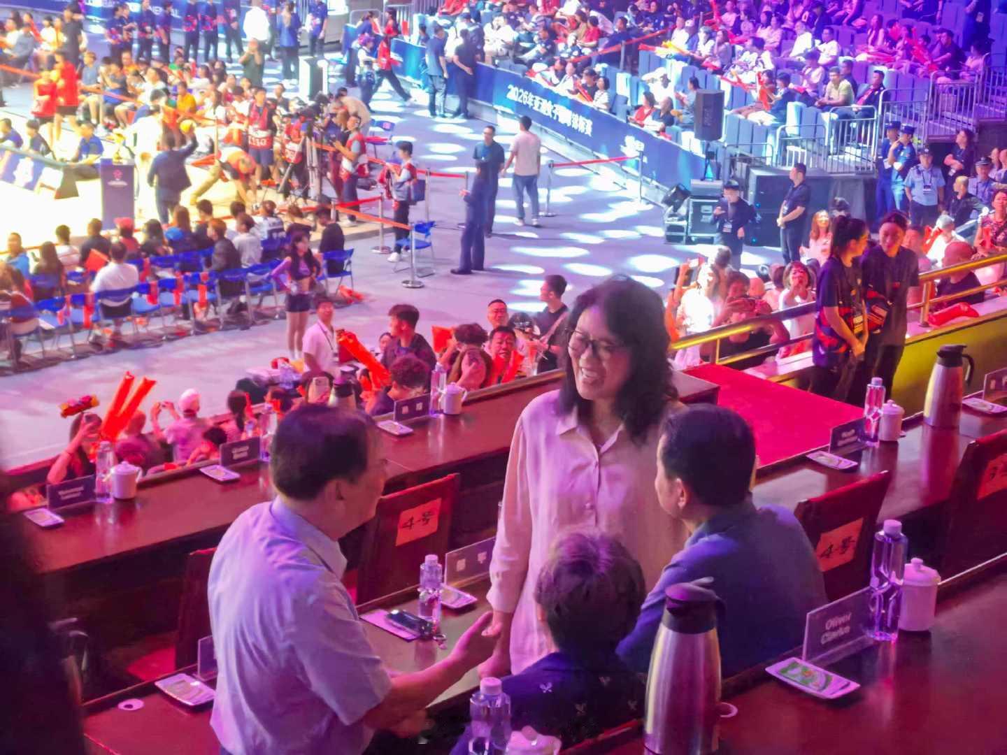 重现2023年宁波北仑惨案，众多排球名宿在现场见证中国女排没有第一时间直通奥运会

#中国女排2比3泰国女排##中国女排vs泰国女排##中国女排无缘直通洛杉矶奥运会# ​