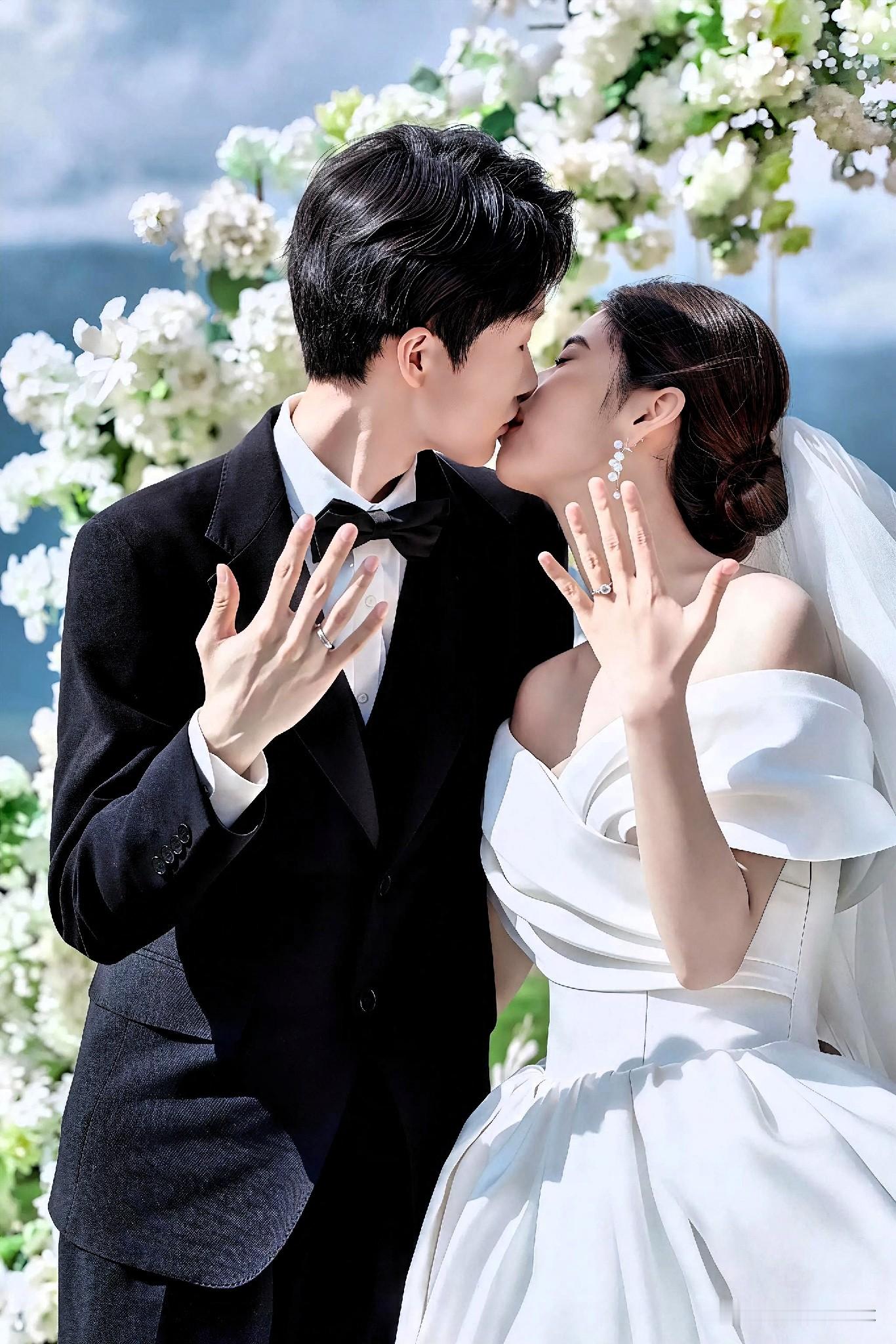 周柯宇新上线剧作里的婚礼吻桥段，完成度高到堪称丝滑无卡顿。镜头定格在花拱门下并肩站着的两人，他垂眼俯身靠近新娘的那一秒，全网弹幕直接刷到卡屏。全程没有安排故意的卡顿留白，也不存在刻意躲镜头的借位小动作，就是顺着场景氛围自然而然俯下身吻下去，状态和现实里正经办喜事的小情侣几乎别无二致。不少网友把这段截